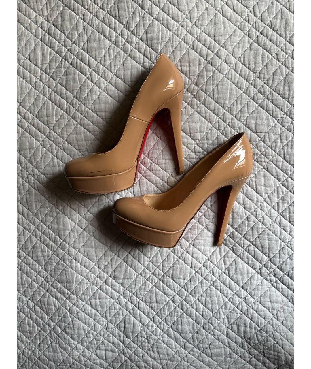 CHRISTIAN LOUBOUTIN Бежевые туфли из лакированной кожи, фото 5
