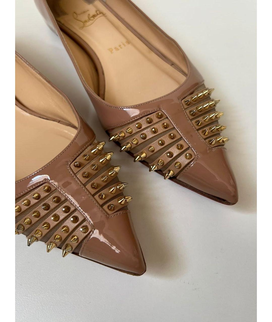 CHRISTIAN LOUBOUTIN Бежевые балетки из лакированной кожи, фото 8