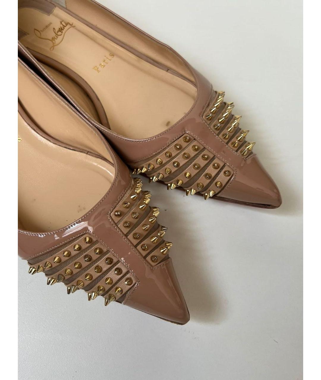CHRISTIAN LOUBOUTIN Бежевые балетки из лакированной кожи, фото 6