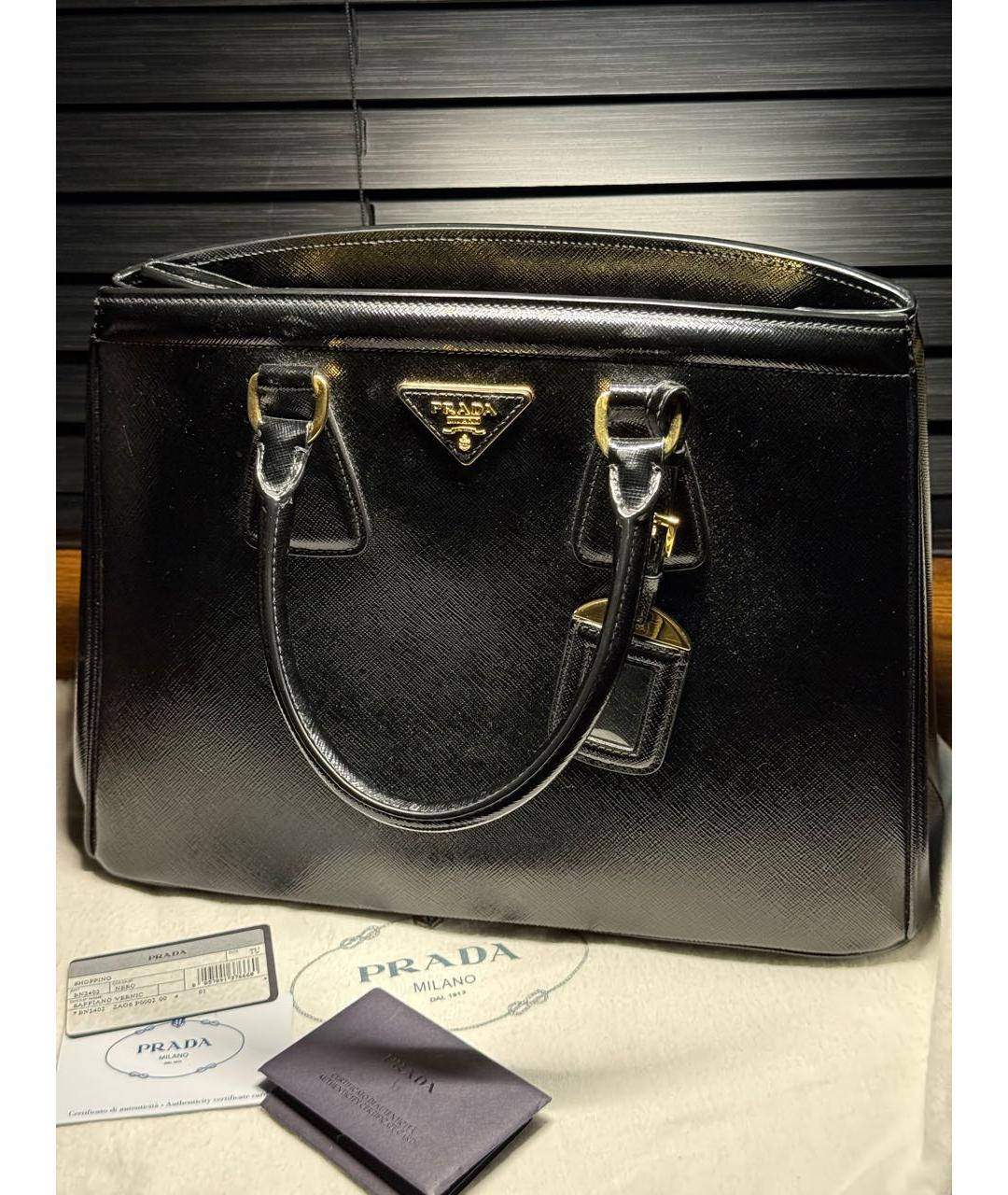 PRADA Черная сумка тоут из лакированной кожи, фото 7