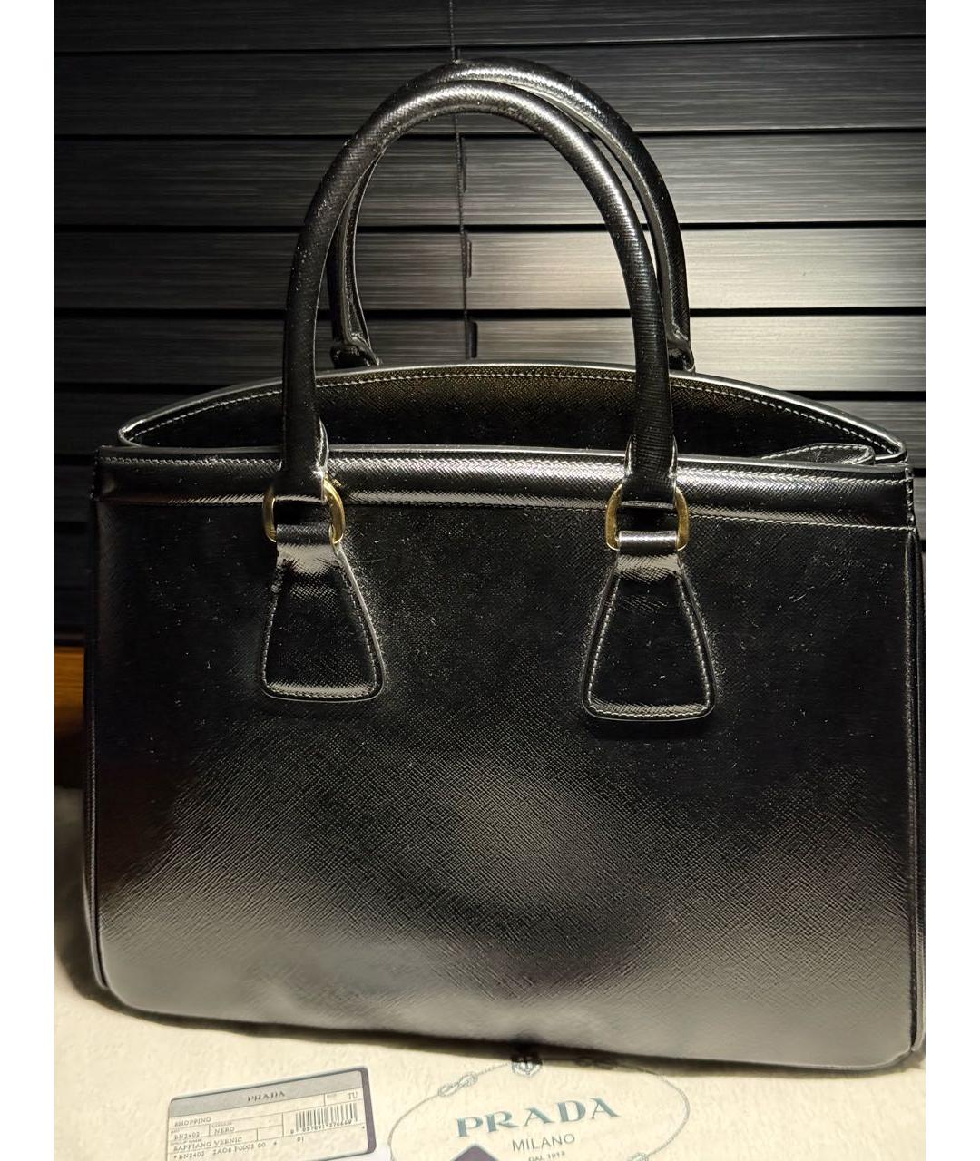 PRADA Черная сумка тоут из лакированной кожи, фото 3