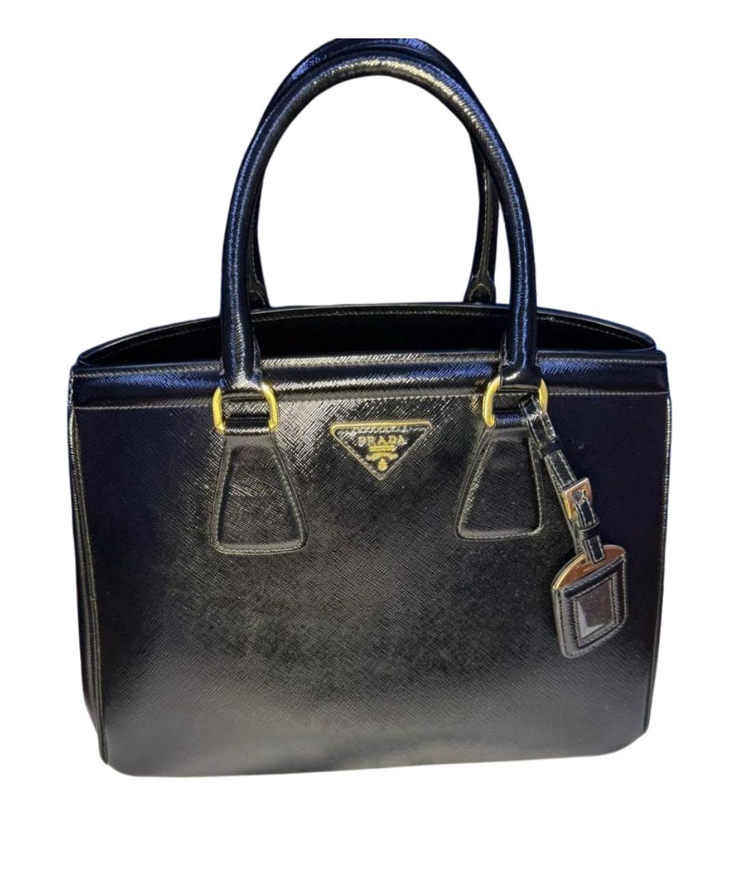 PRADA Черная сумка тоут из лакированной кожи, фото 1