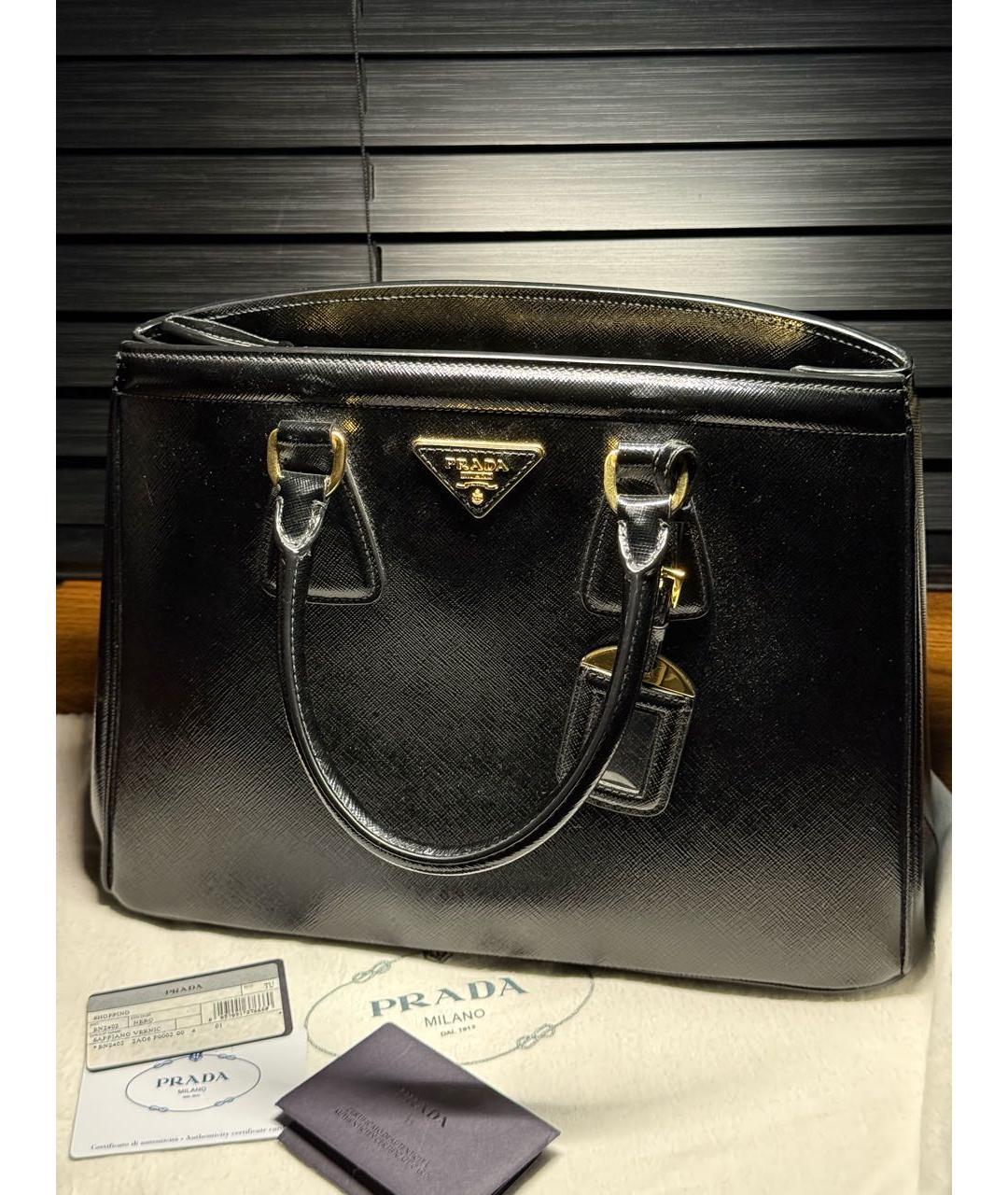 PRADA Черная сумка тоут из лакированной кожи, фото 2