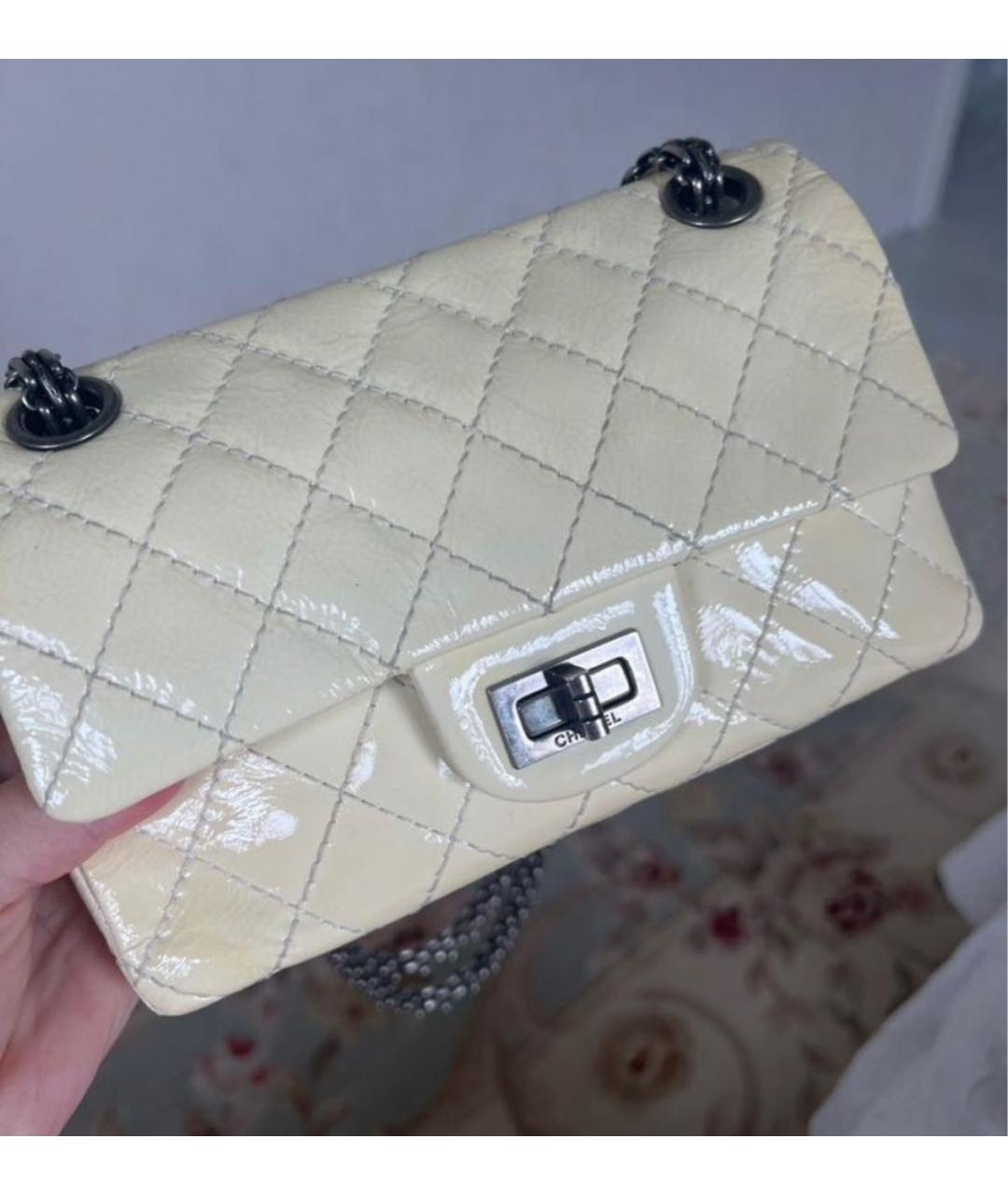 CHANEL Белая сумка через плечо из лакированной кожи, фото 3