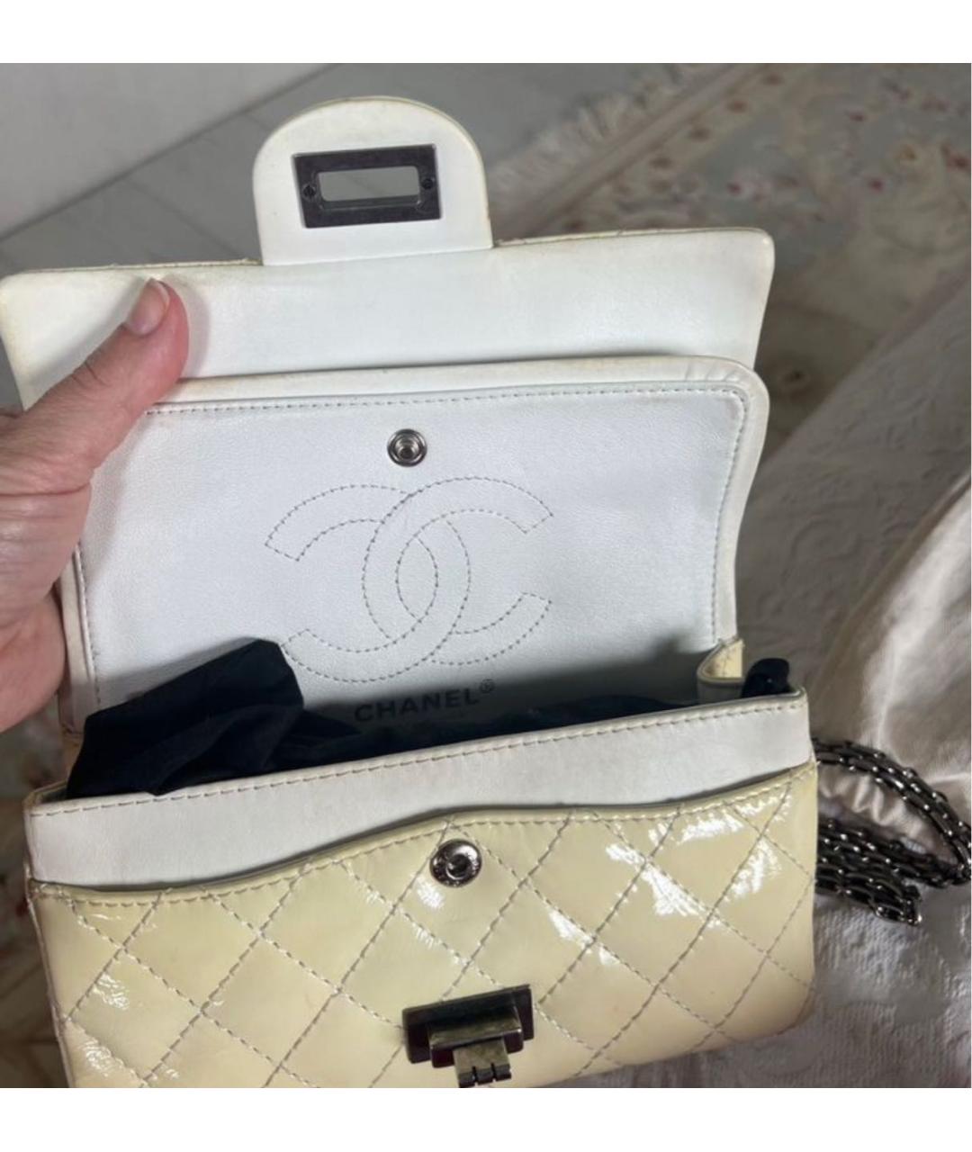 CHANEL Белая сумка через плечо из лакированной кожи, фото 2