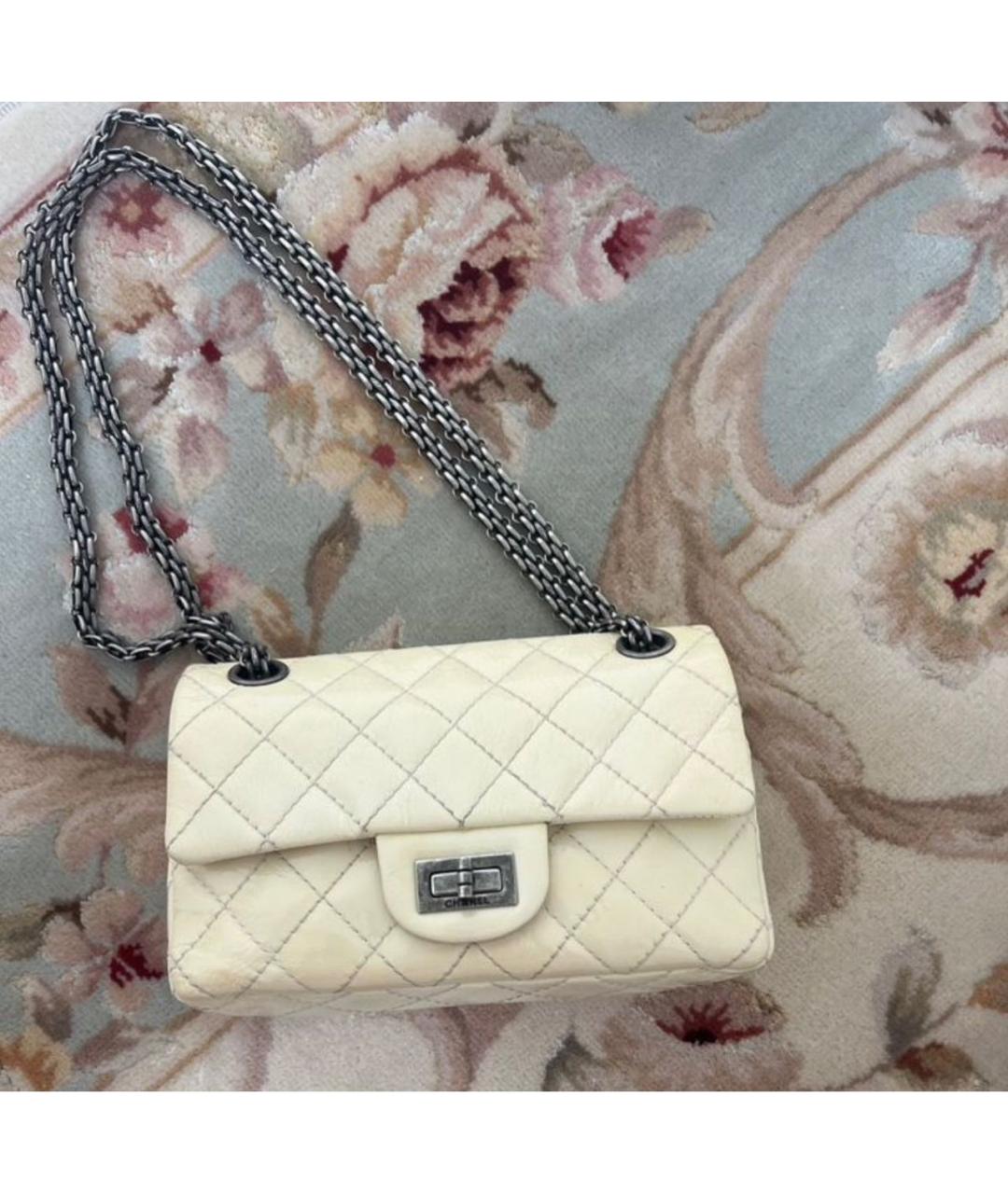 CHANEL Белая сумка через плечо из лакированной кожи, фото 5