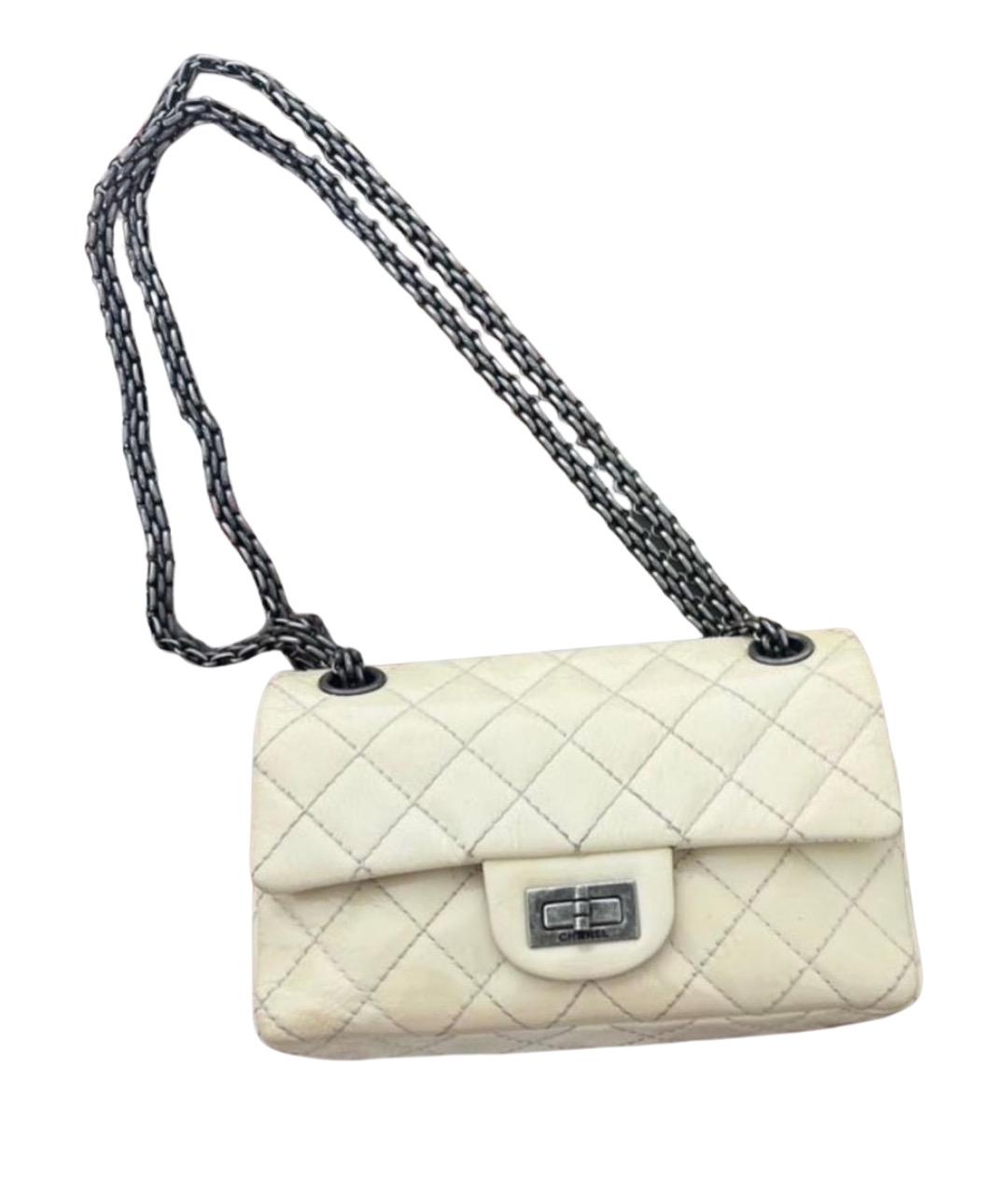 CHANEL Белая сумка через плечо из лакированной кожи, фото 1