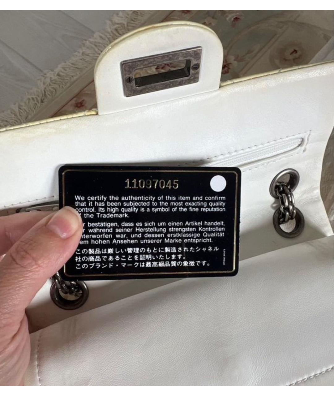 CHANEL Белая сумка через плечо из лакированной кожи, фото 4