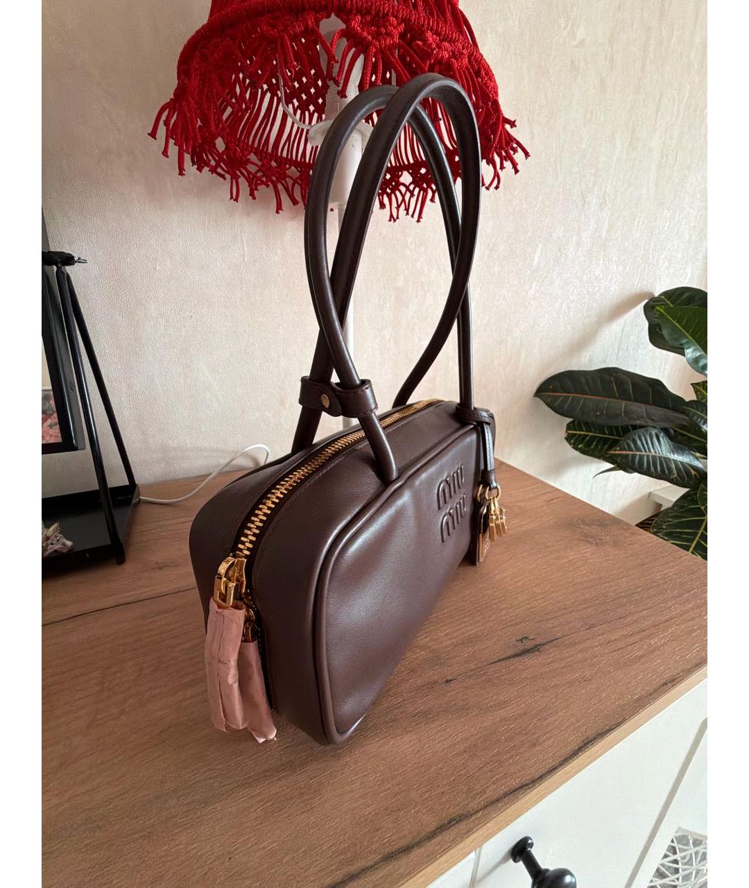 MIU MIU Коричневая кожаная сумка с короткими ручками, фото 2