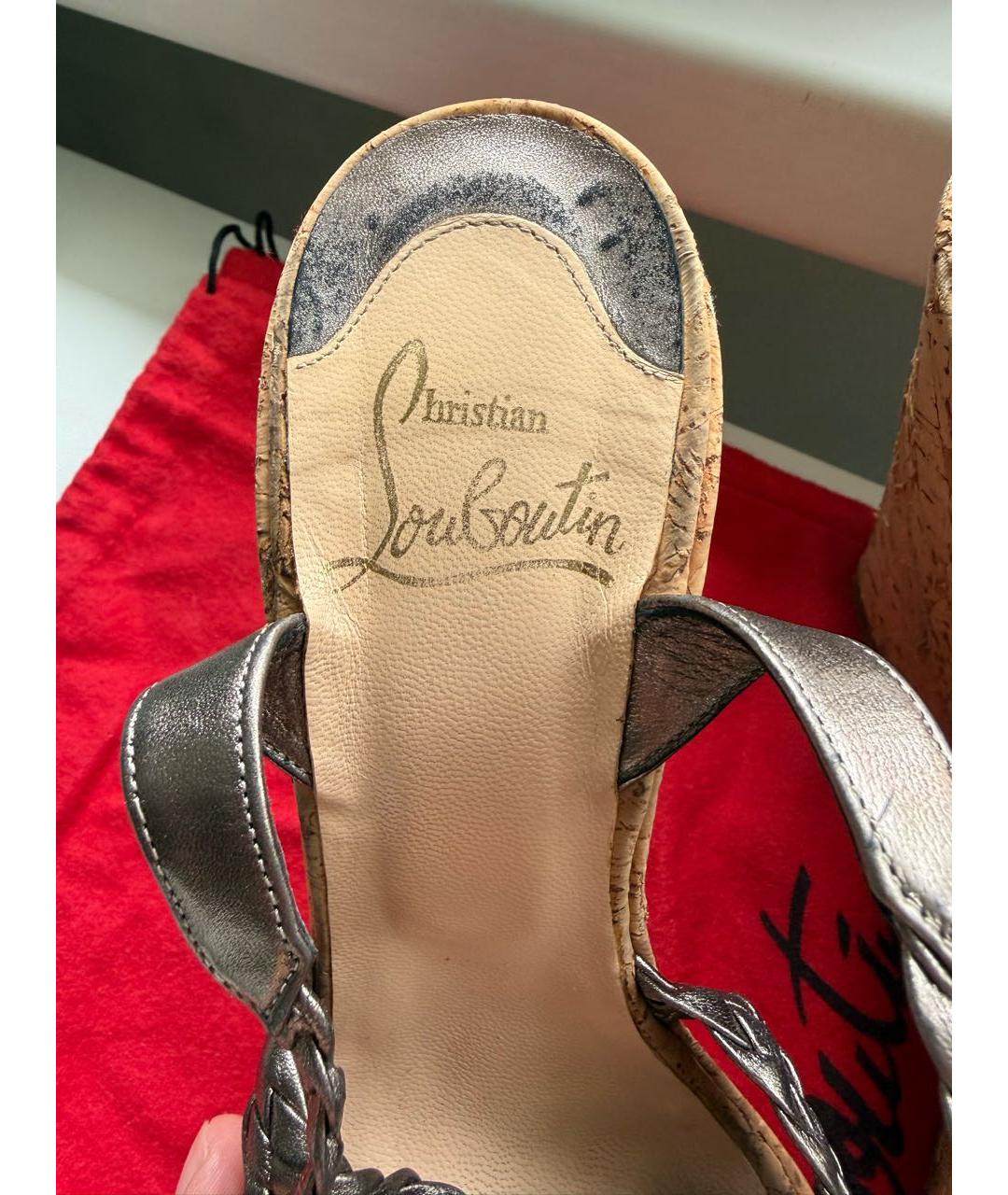 CHRISTIAN LOUBOUTIN Антрацитовые нубуковые босоножки, фото 5