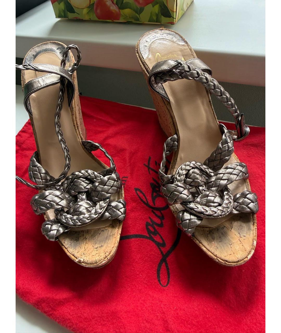 CHRISTIAN LOUBOUTIN Антрацитовые нубуковые босоножки, фото 7