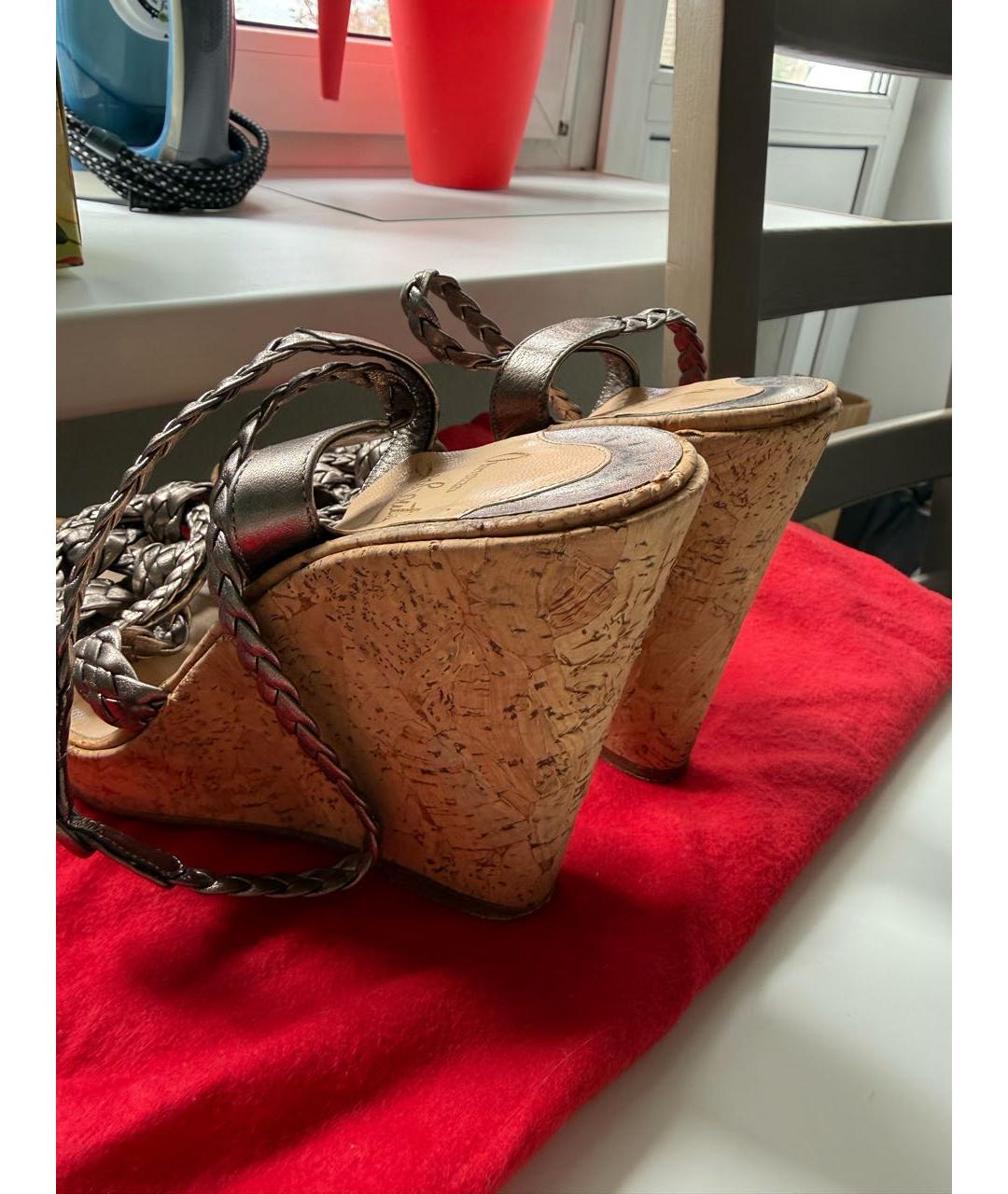 CHRISTIAN LOUBOUTIN Антрацитовые нубуковые босоножки, фото 2