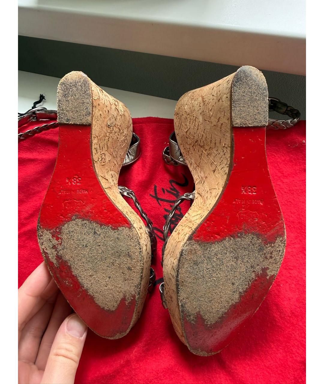 CHRISTIAN LOUBOUTIN Антрацитовые нубуковые босоножки, фото 6