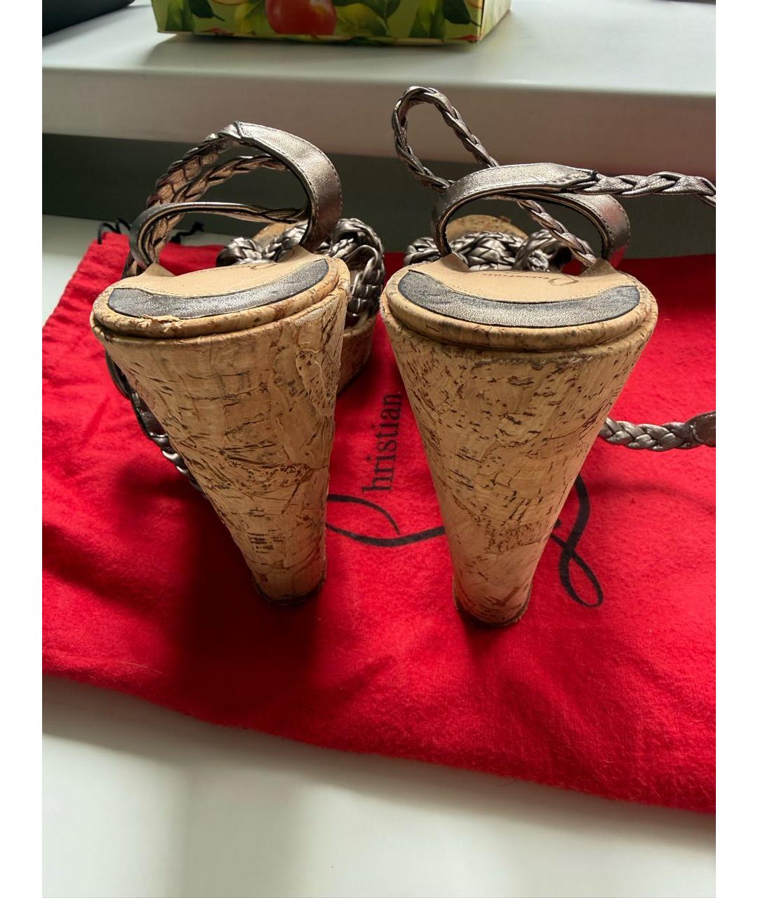CHRISTIAN LOUBOUTIN Антрацитовые нубуковые босоножки, фото 4