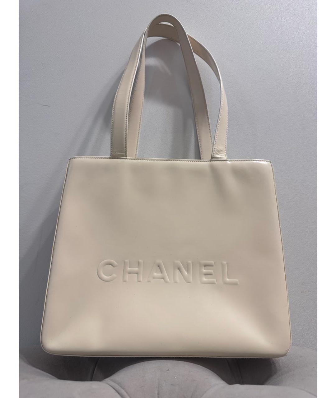 CHANEL Бежевая сумка на плечо из лакированной кожи, фото 9