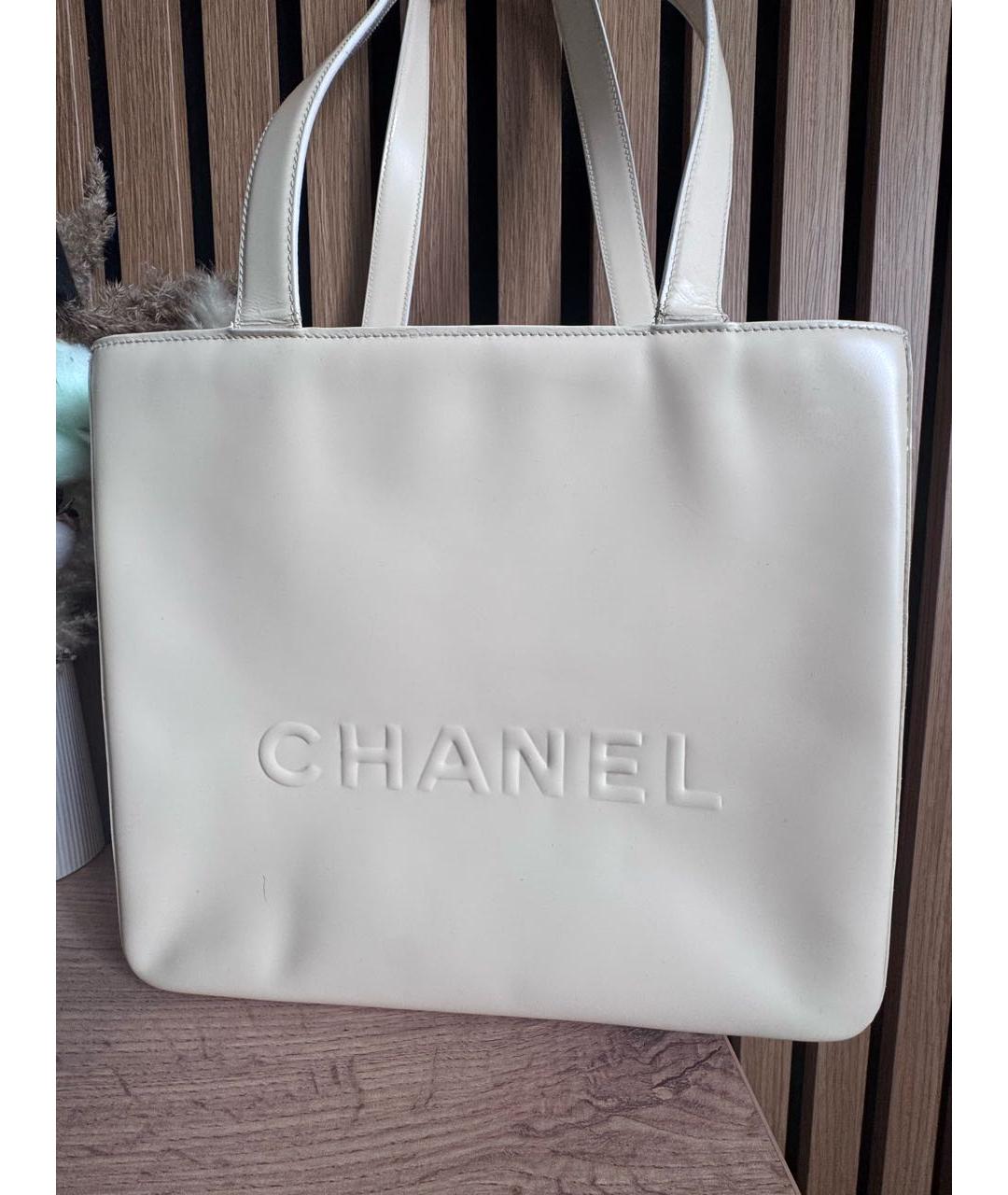 CHANEL Бежевая сумка на плечо из лакированной кожи, фото 7