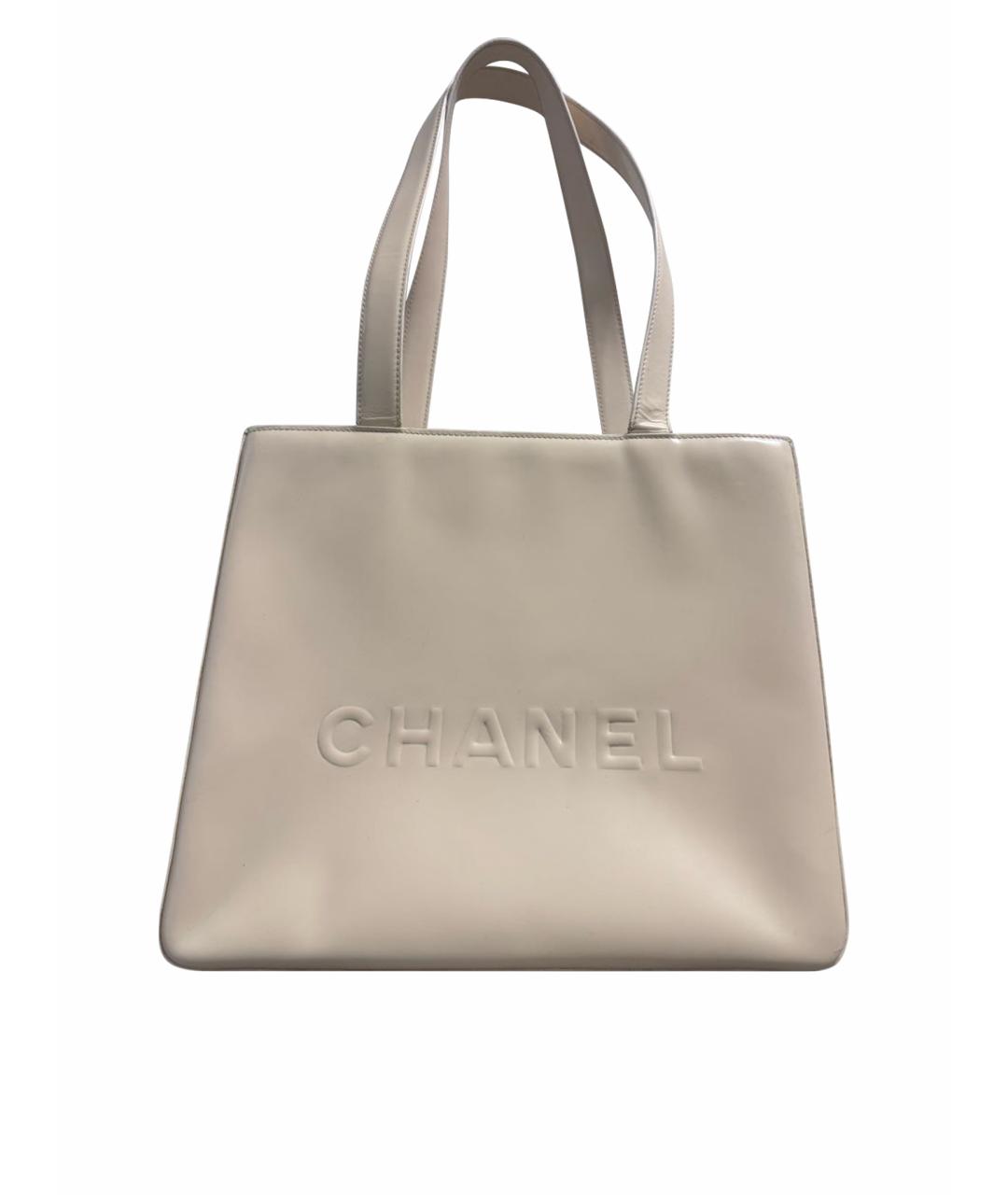 CHANEL Бежевая сумка на плечо из лакированной кожи, фото 1