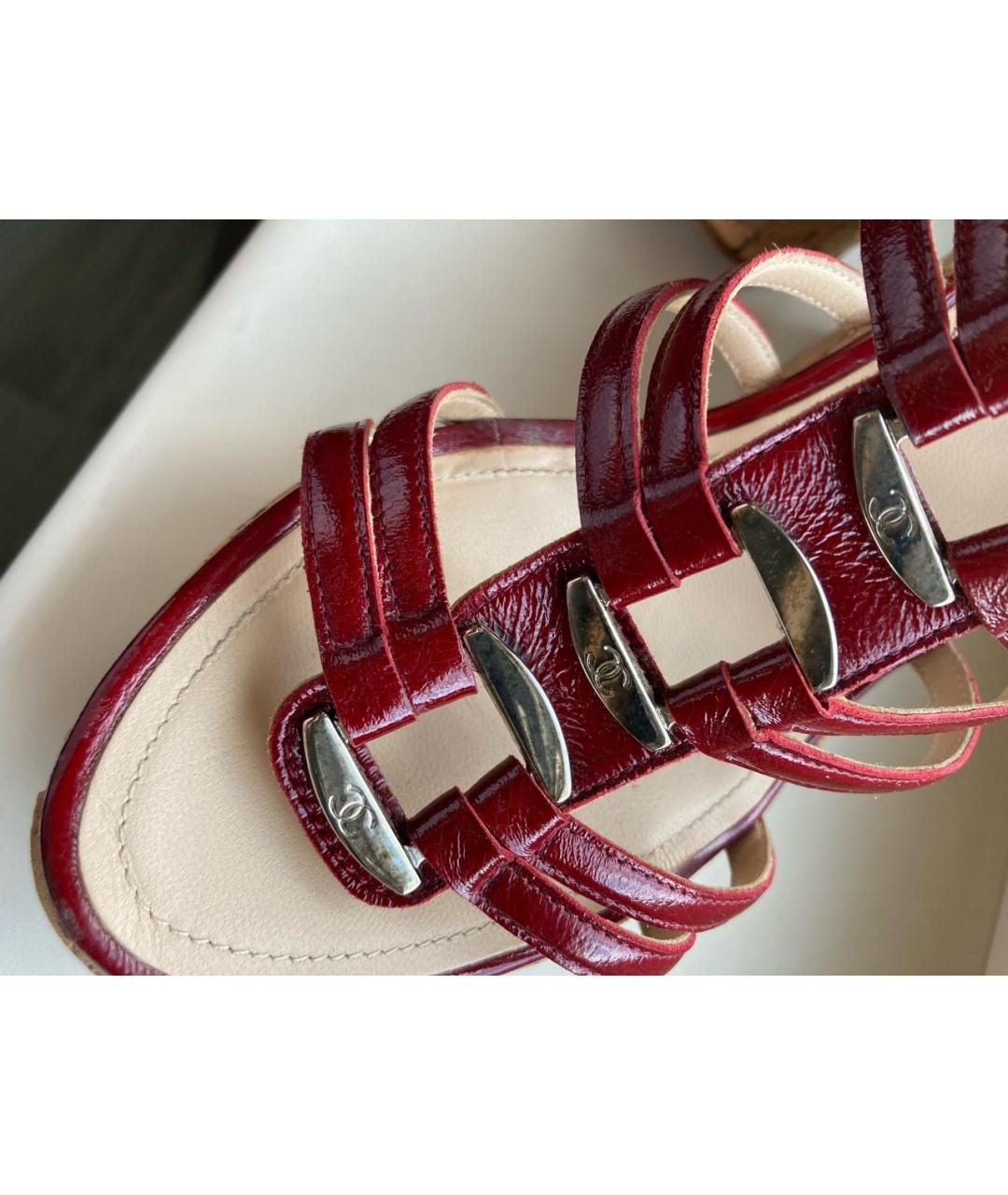 CHANEL Бордовые сандалии из лакированной кожи, фото 8