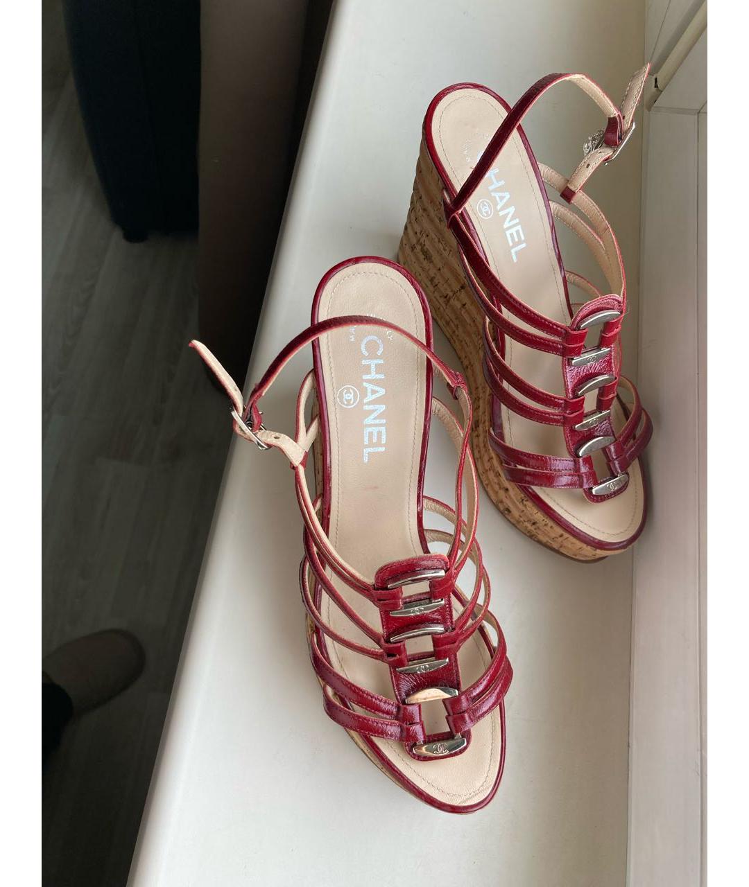 CHANEL Бордовые сандалии из лакированной кожи, фото 2