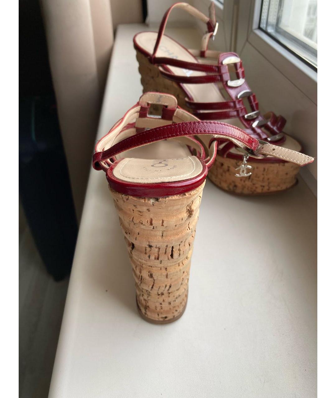 CHANEL Бордовые сандалии из лакированной кожи, фото 3