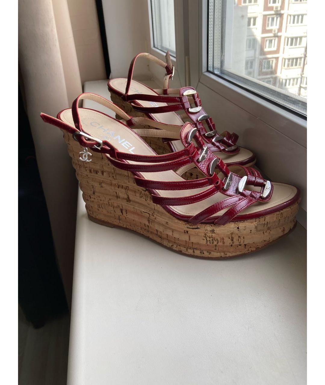 CHANEL Бордовые сандалии из лакированной кожи, фото 9