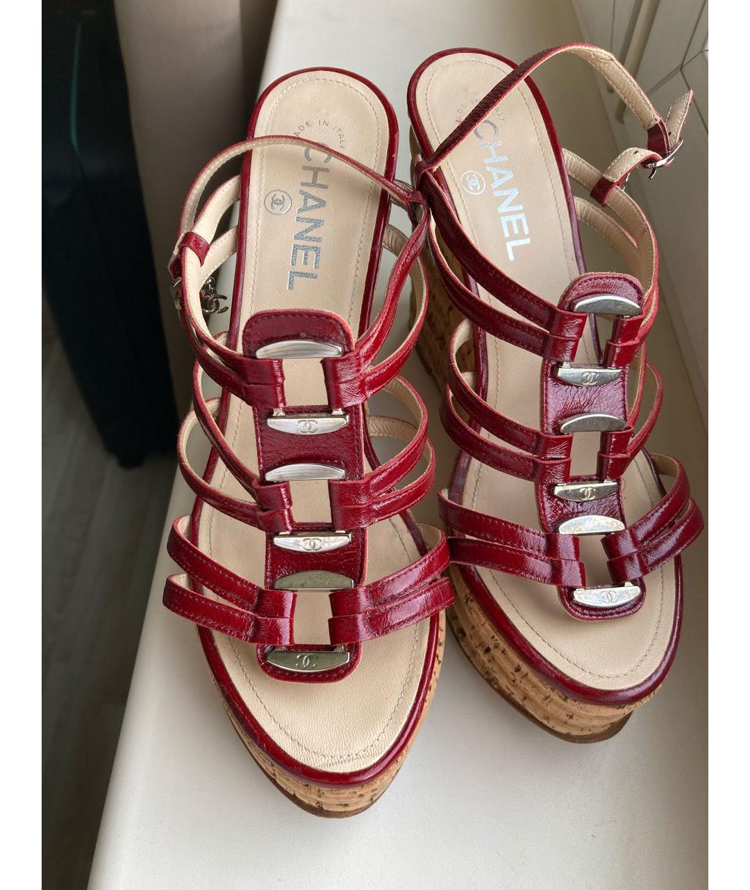 CHANEL Бордовые сандалии из лакированной кожи, фото 5