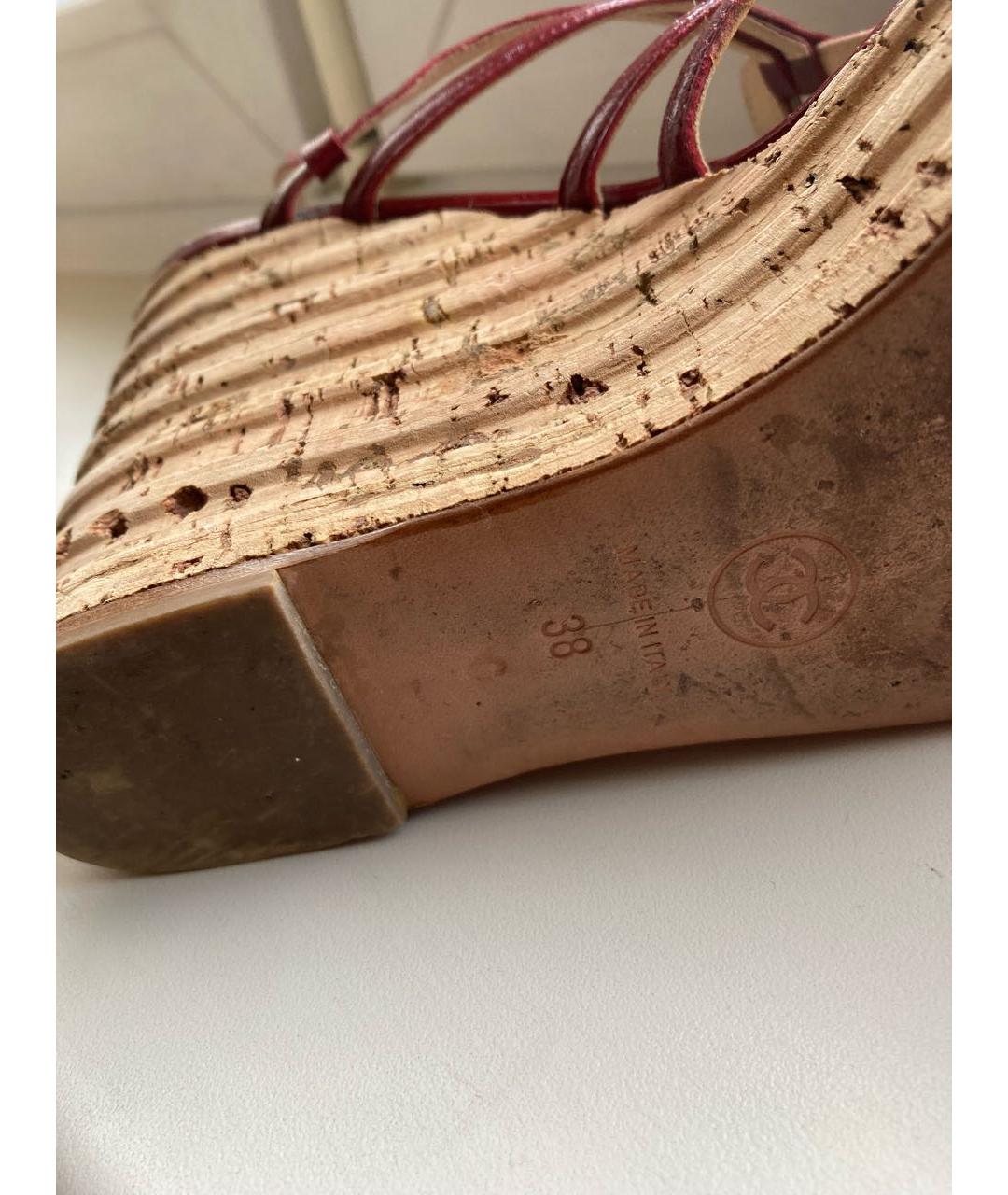 CHANEL Бордовые сандалии из лакированной кожи, фото 4