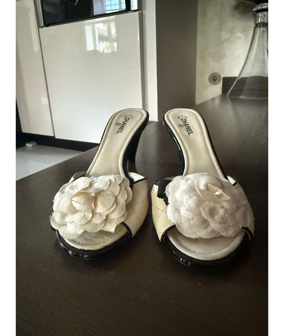 CHANEL Белые кожаные мюли, фото 2