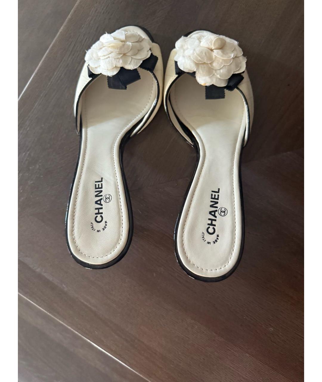 CHANEL Белые кожаные мюли, фото 3