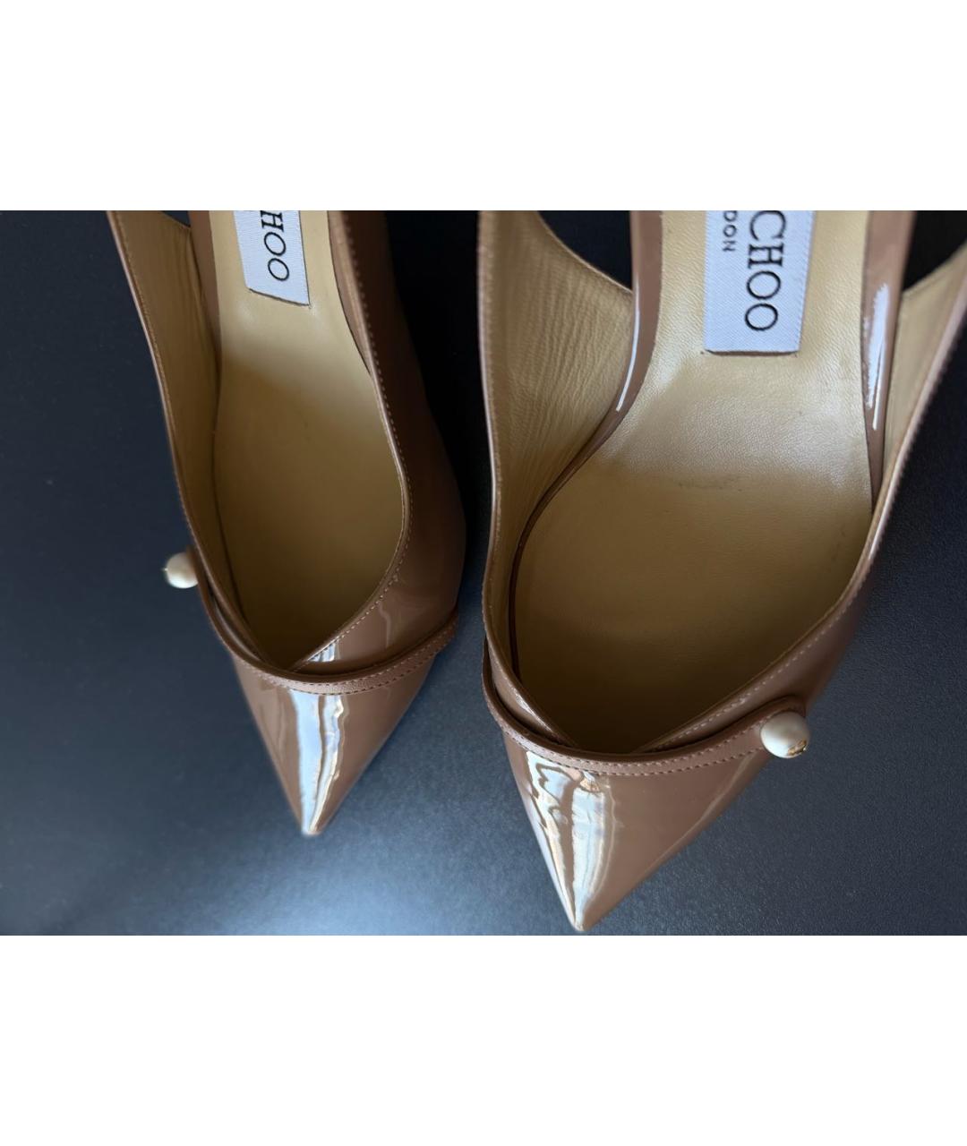 JIMMY CHOO Бежевые лодочки на низком каблуке из лакированной кожи, фото 5
