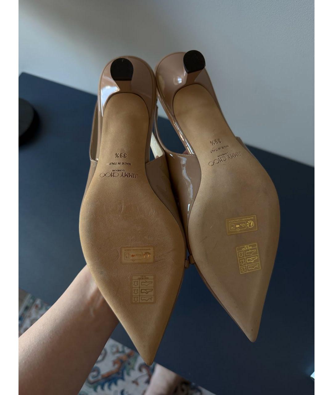 JIMMY CHOO Бежевые лодочки на низком каблуке из лакированной кожи, фото 7
