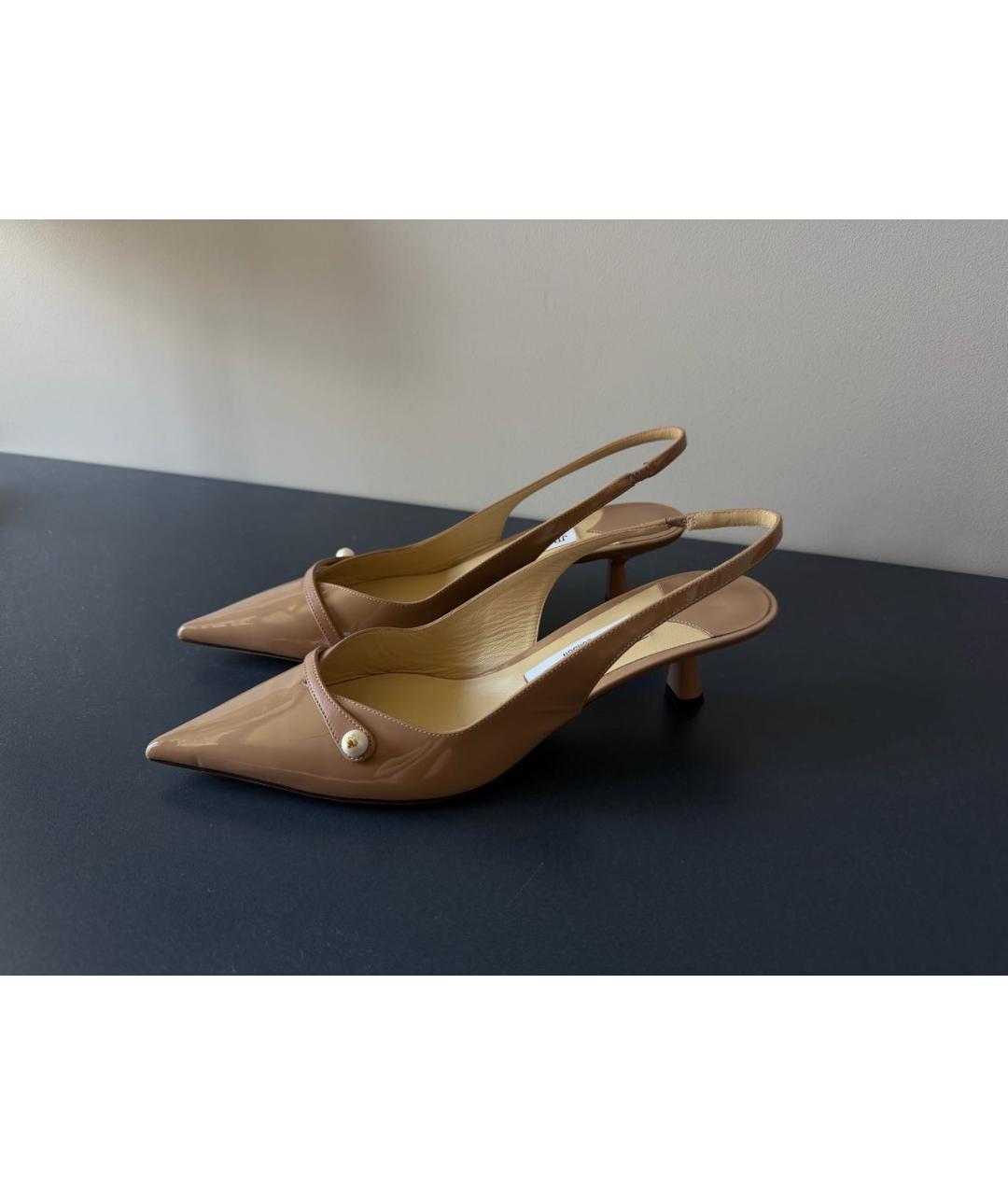 JIMMY CHOO Бежевые лодочки на низком каблуке из лакированной кожи, фото 3