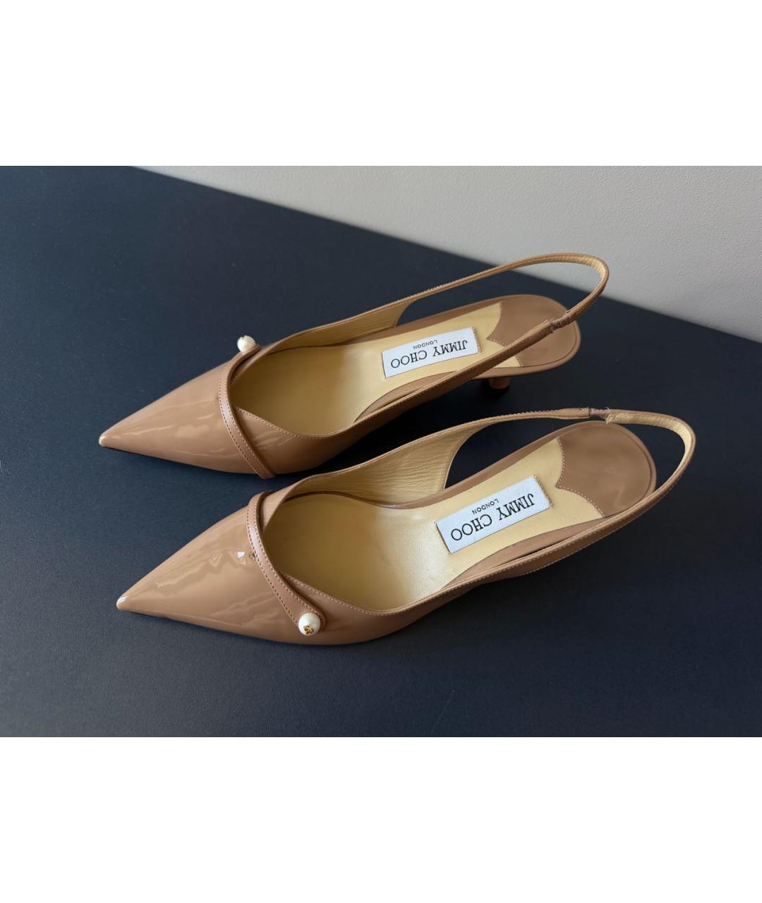 JIMMY CHOO Бежевые лодочки на низком каблуке из лакированной кожи, фото 2