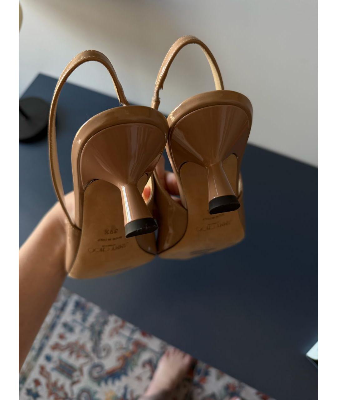 JIMMY CHOO Бежевые лодочки на низком каблуке из лакированной кожи, фото 4
