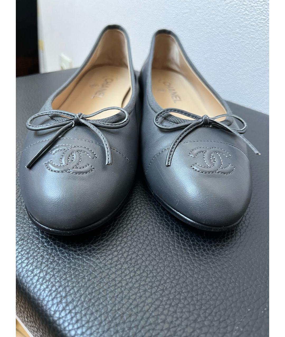 CHANEL Антрацитовые кожаные балетки, фото 3