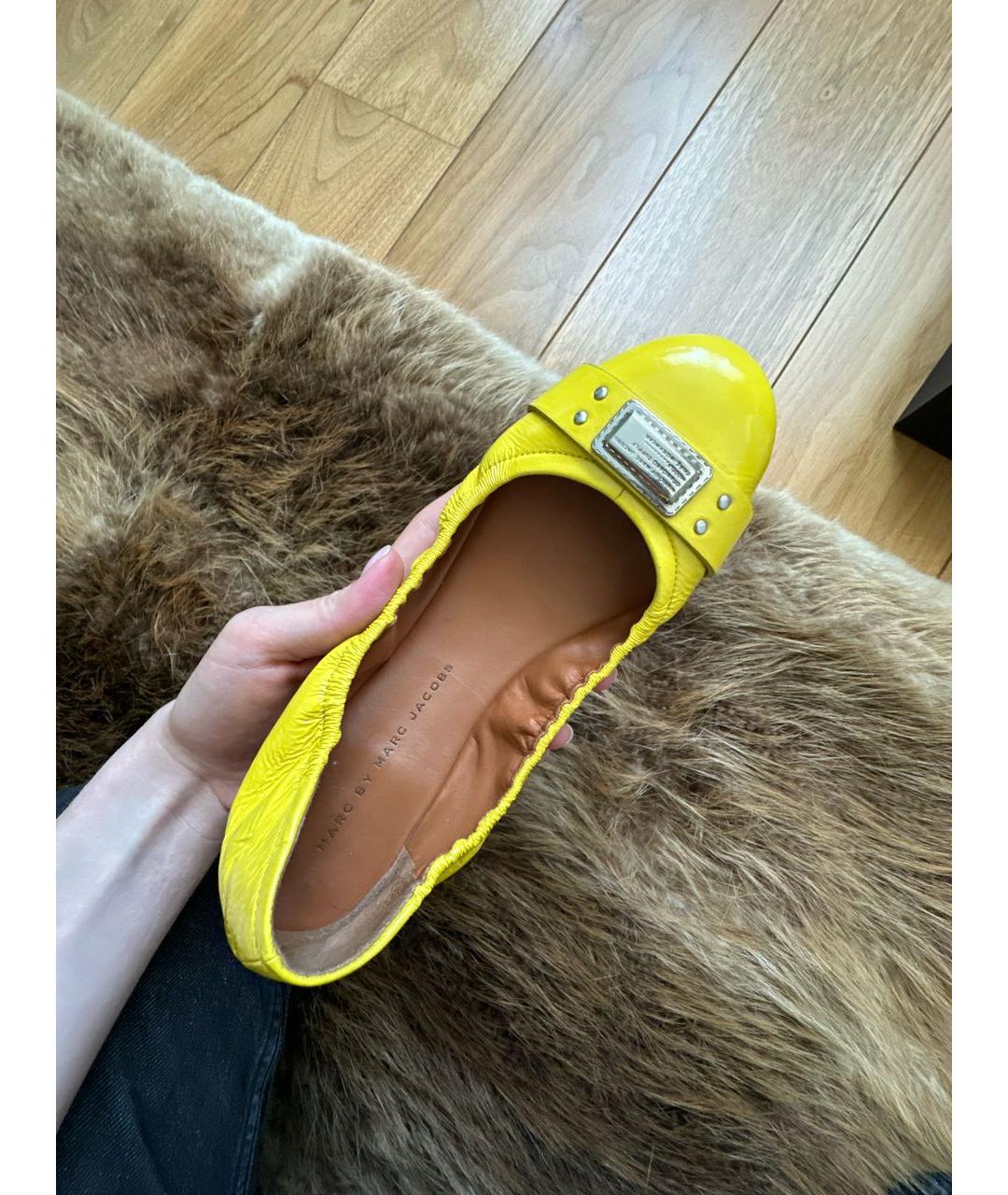 MARC BY MARC JACOBS Желтые балетки из лакированной кожи, фото 5