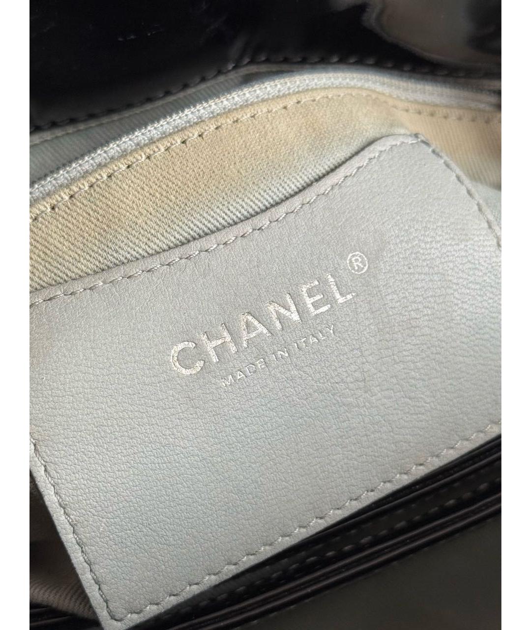 CHANEL Черная сумка с короткими ручками из лакированной кожи, фото 4