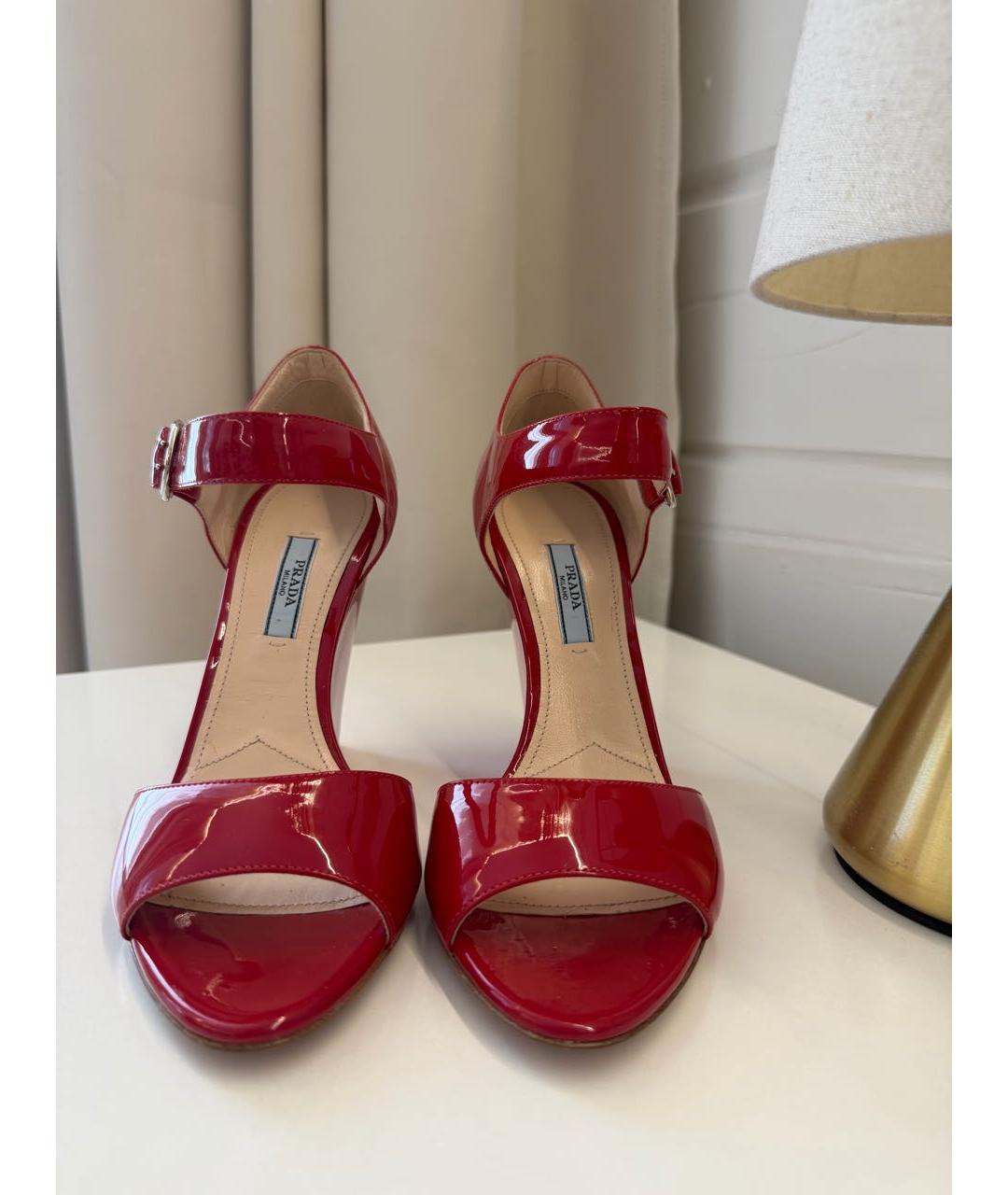 PRADA Красные босоножки из лакированной кожи, фото 2