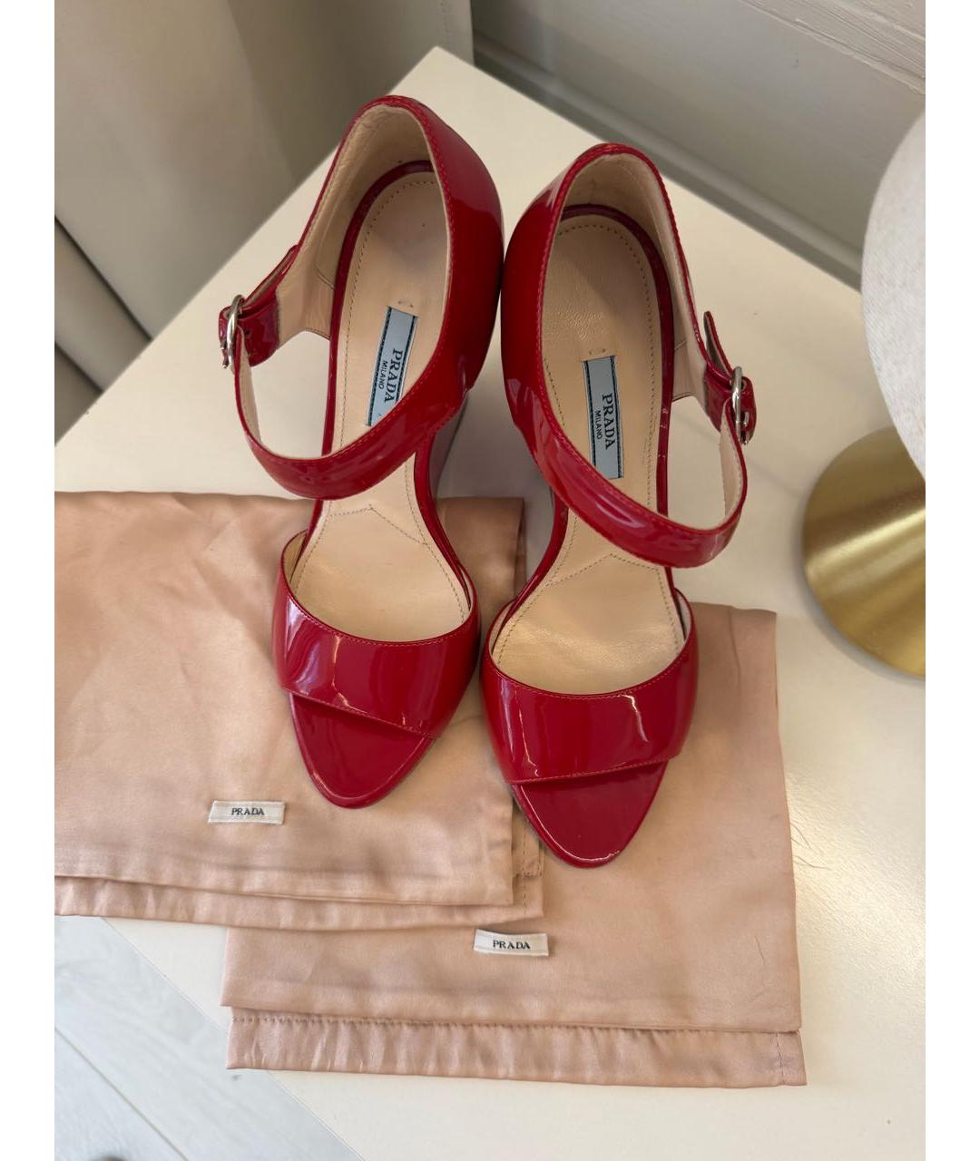 PRADA Красные босоножки из лакированной кожи, фото 3
