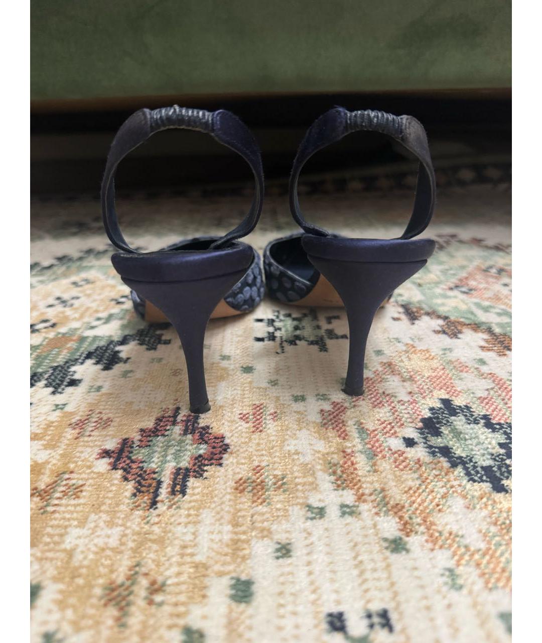 MANOLO BLAHNIK Темно-синие текстильные туфли, фото 4