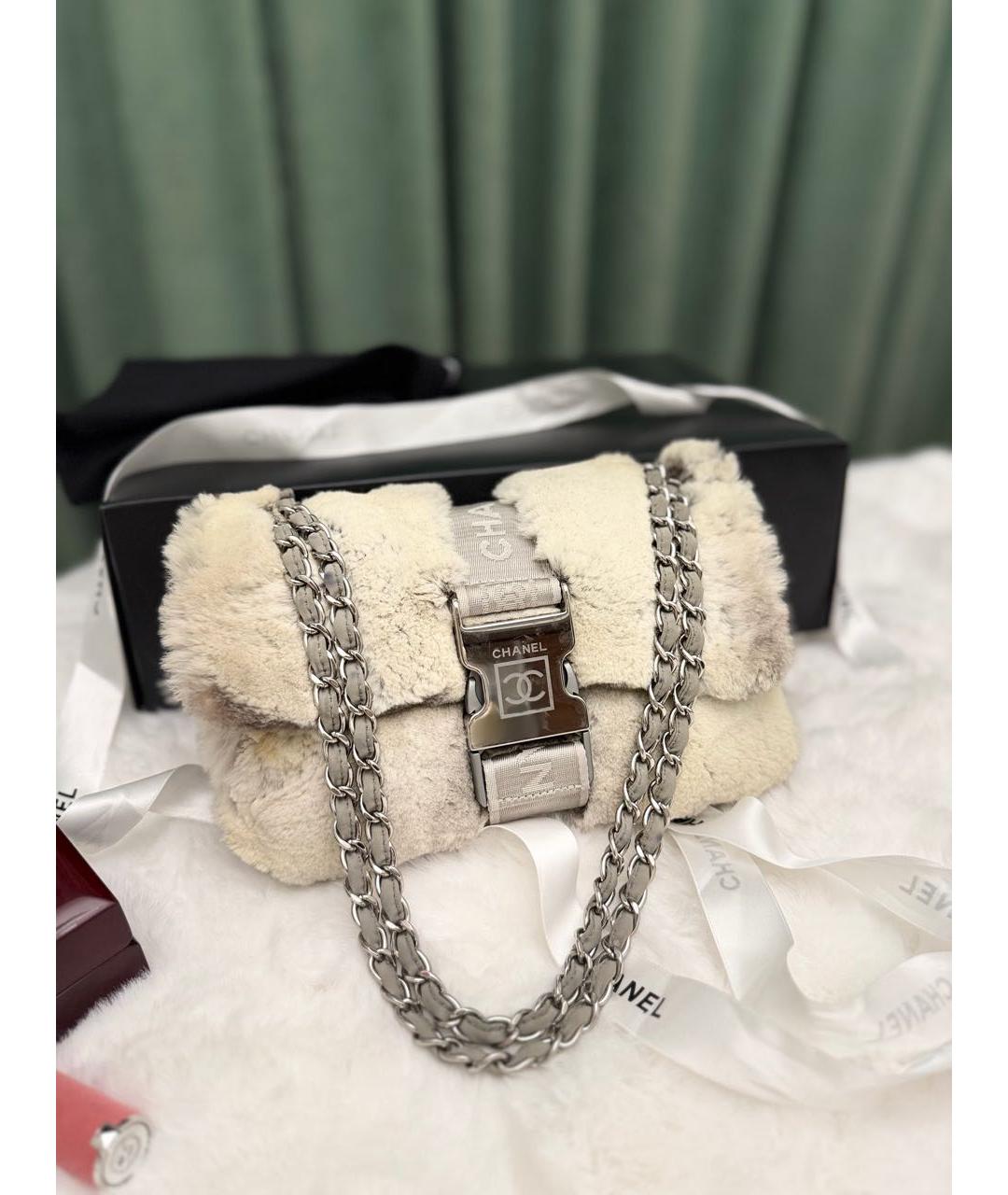 CHANEL Серая меховая сумка с короткими ручками, фото 2