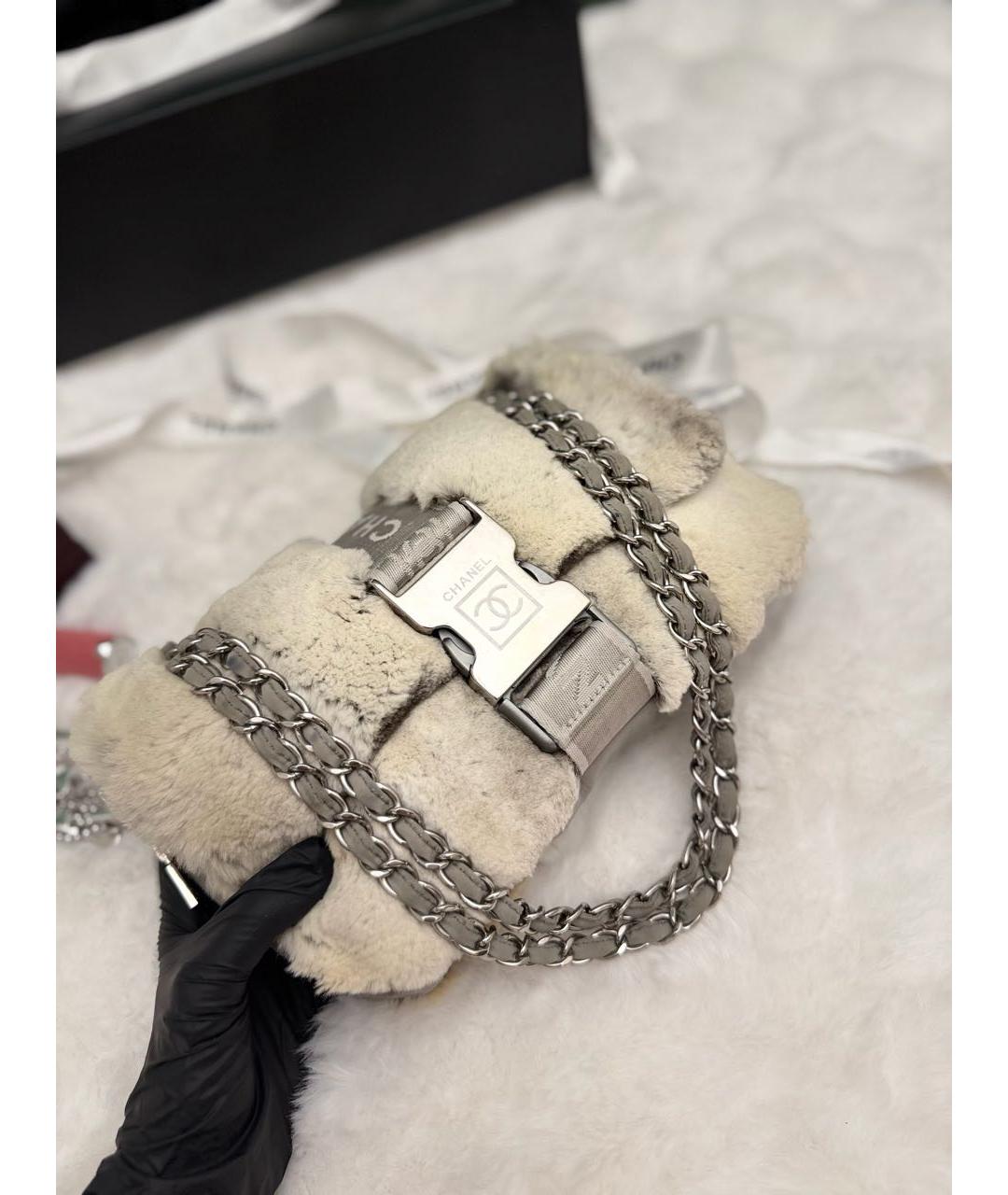 CHANEL Серая меховая сумка с короткими ручками, фото 3