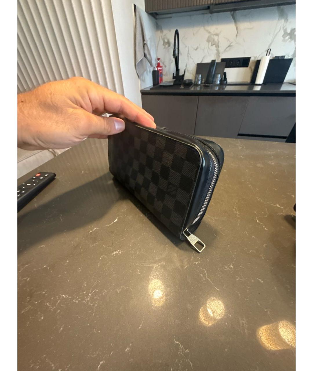 LOUIS VUITTON Антрацитовая кожаная барсетка, фото 2
