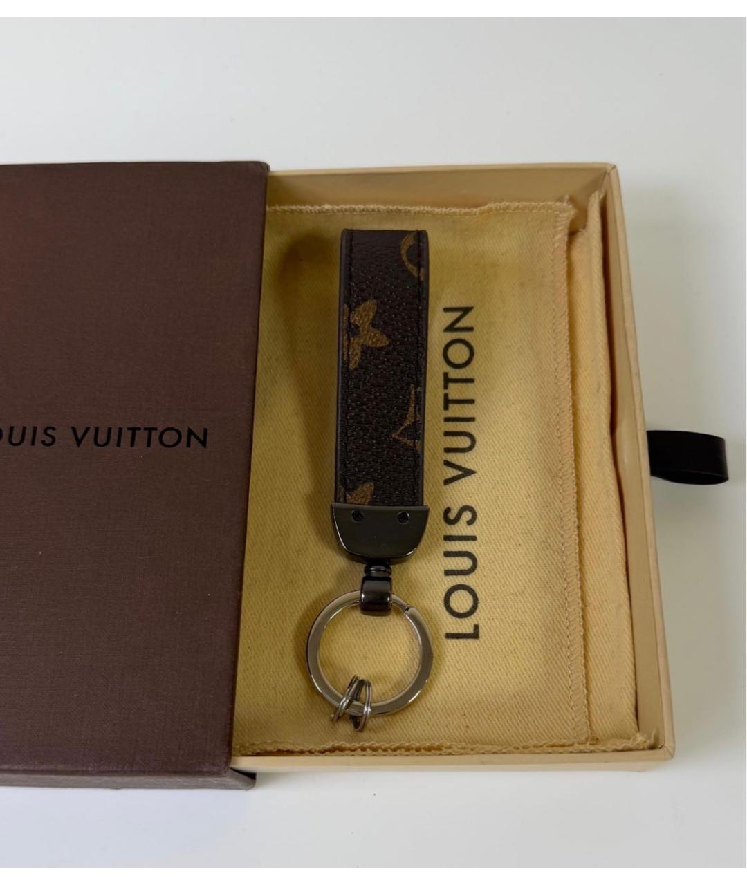 LOUIS VUITTON Коричневый брелок, фото 4