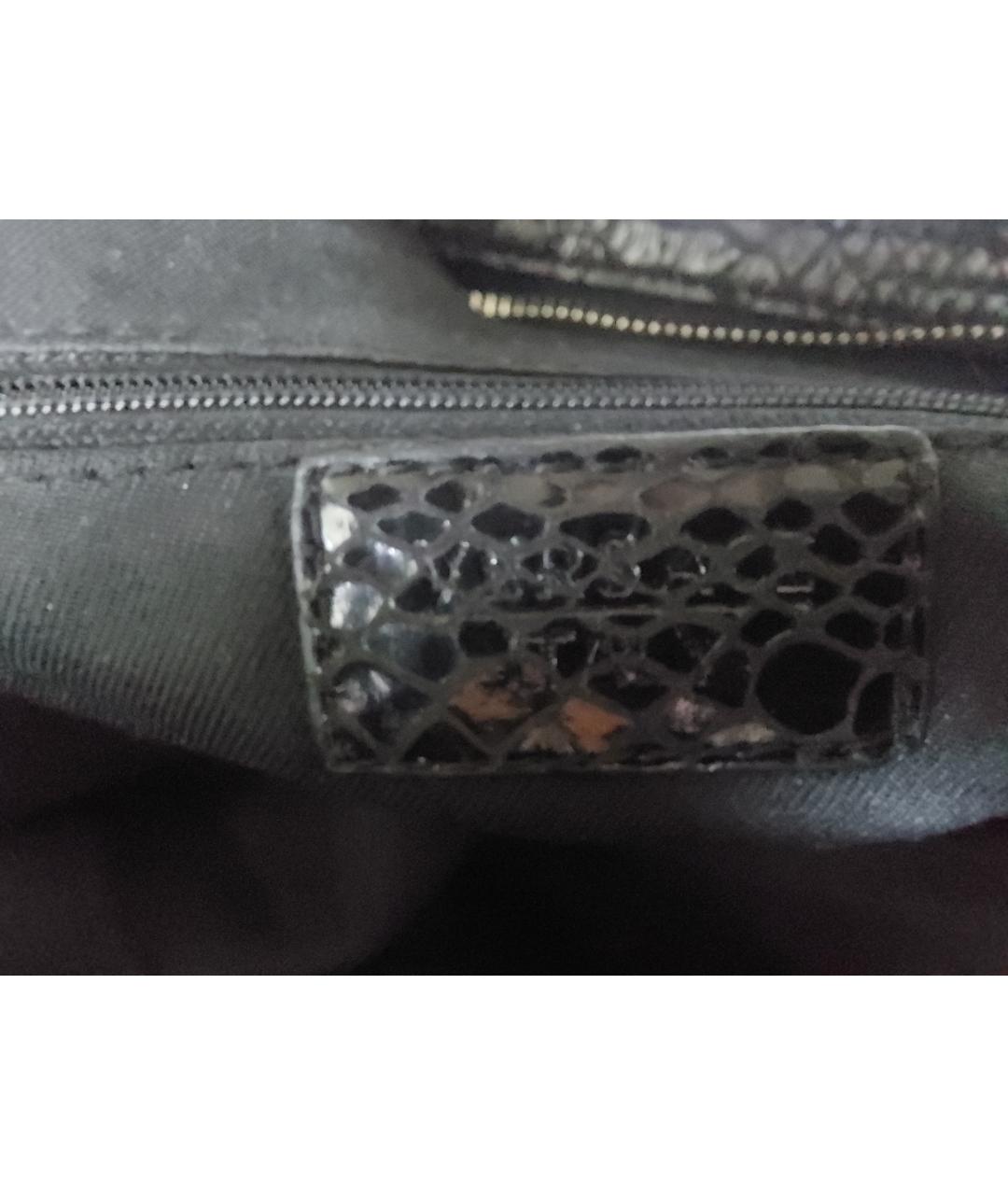 VERSACE Черная сумка с короткими ручками из лакированной кожи, фото 9