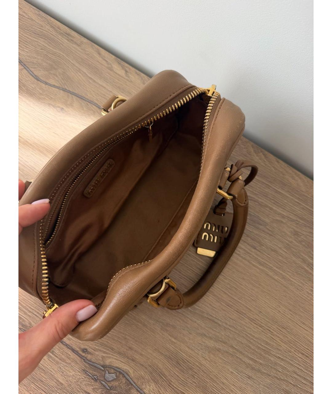 MIU MIU Коричневая кожаная сумка с короткими ручками, фото 4