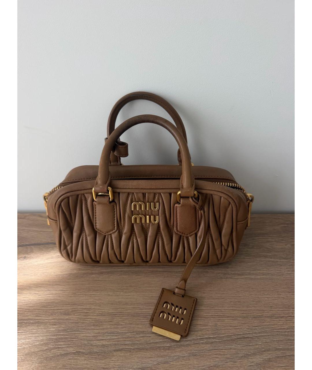 MIU MIU Коричневая кожаная сумка с короткими ручками, фото 9