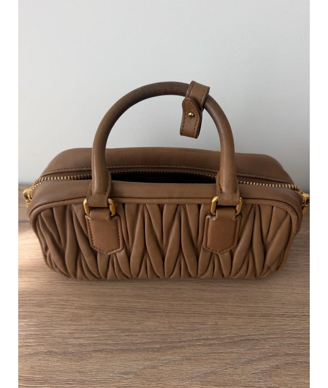 MIU MIU Коричневая кожаная сумка с короткими ручками, фото 3