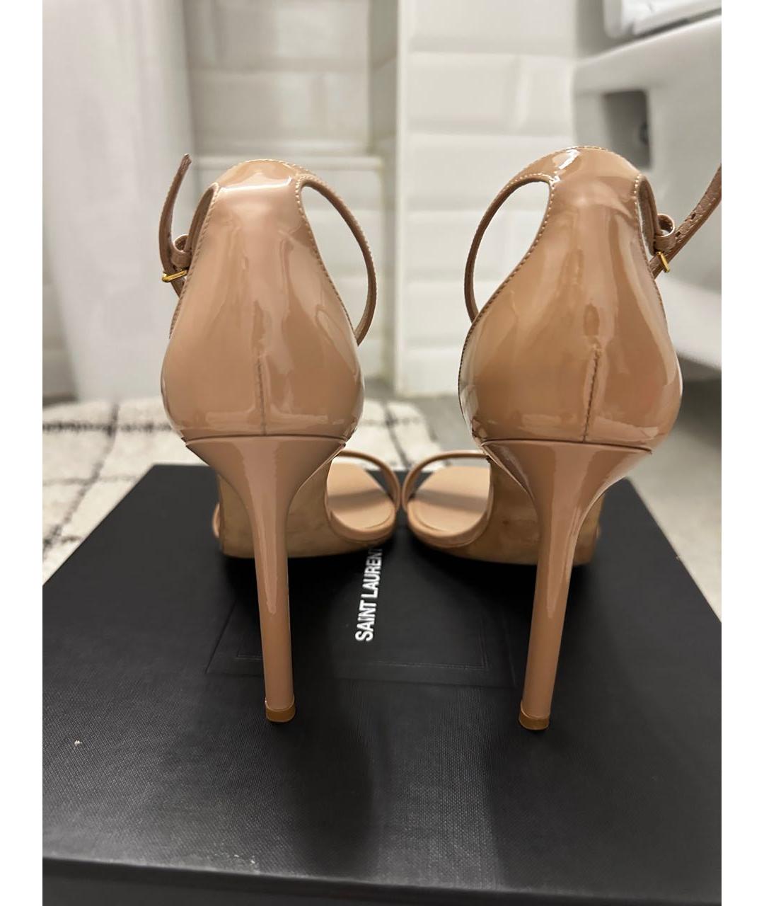 SAINT LAURENT Бежевые босоножки из лакированной кожи, фото 4