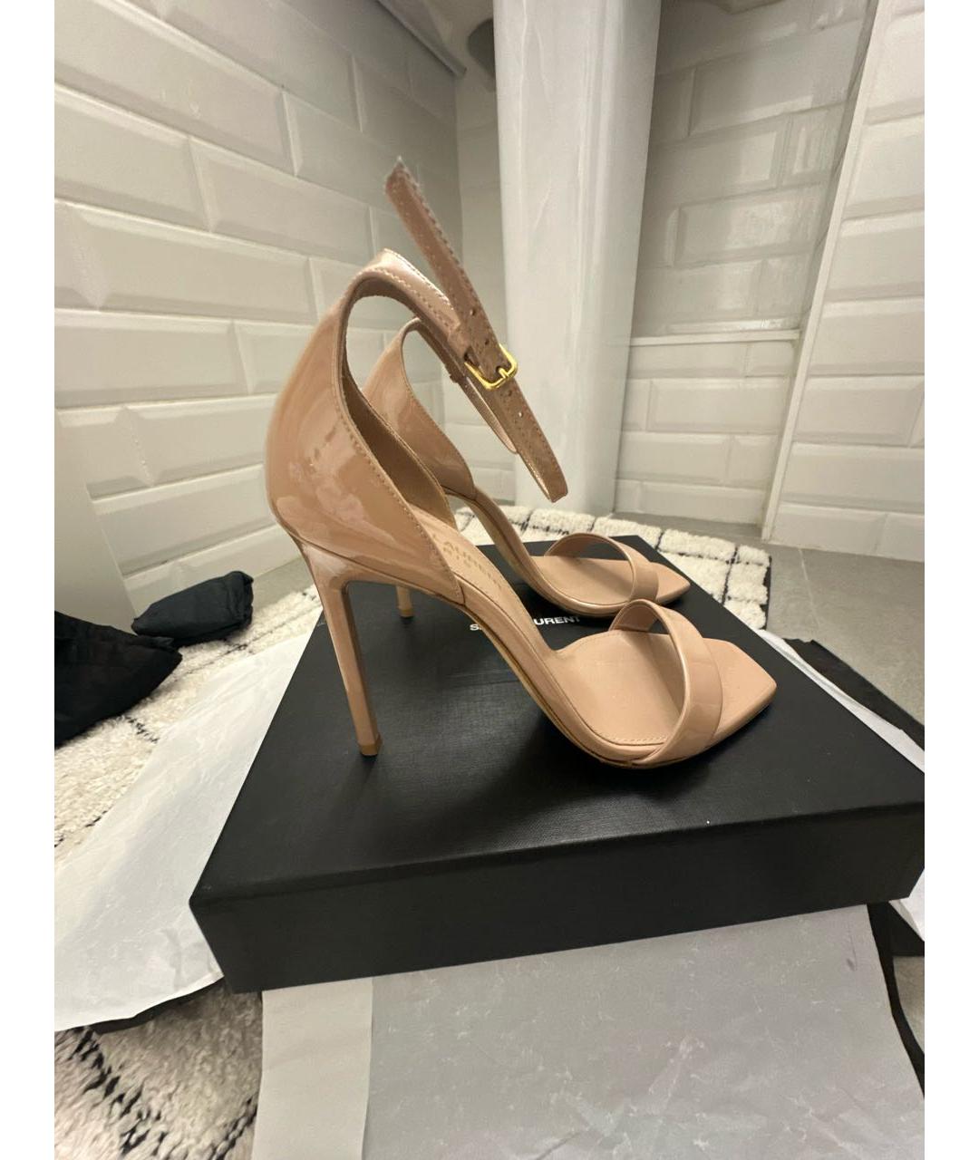 SAINT LAURENT Бежевые босоножки из лакированной кожи, фото 9